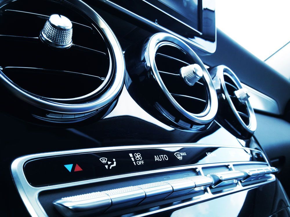 Tableau de bord noir d'une voiture