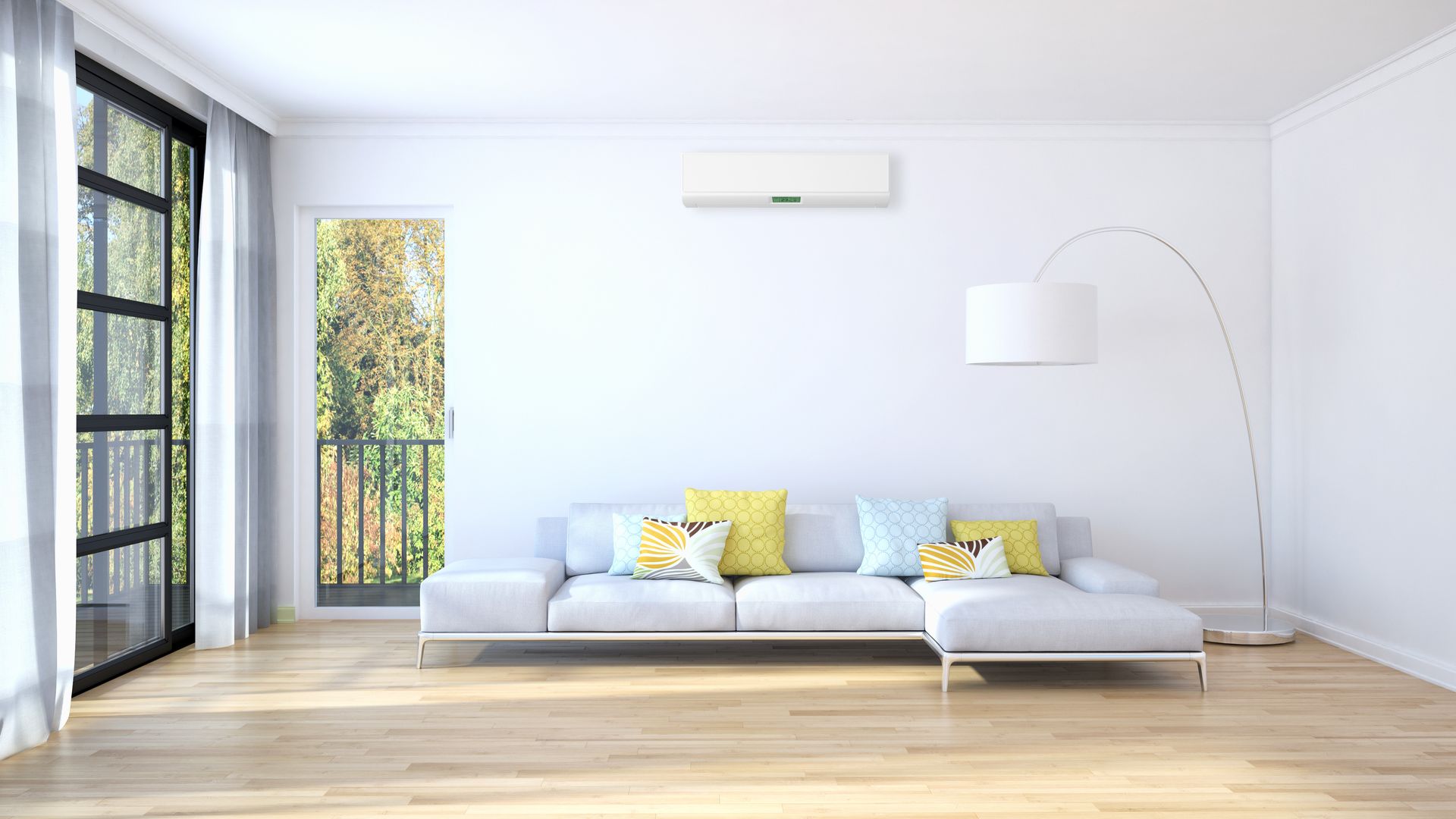 Salon minimaliste et lumineux avec canapé blanc, lampadaire, décorations murales et grandes fenêtres.