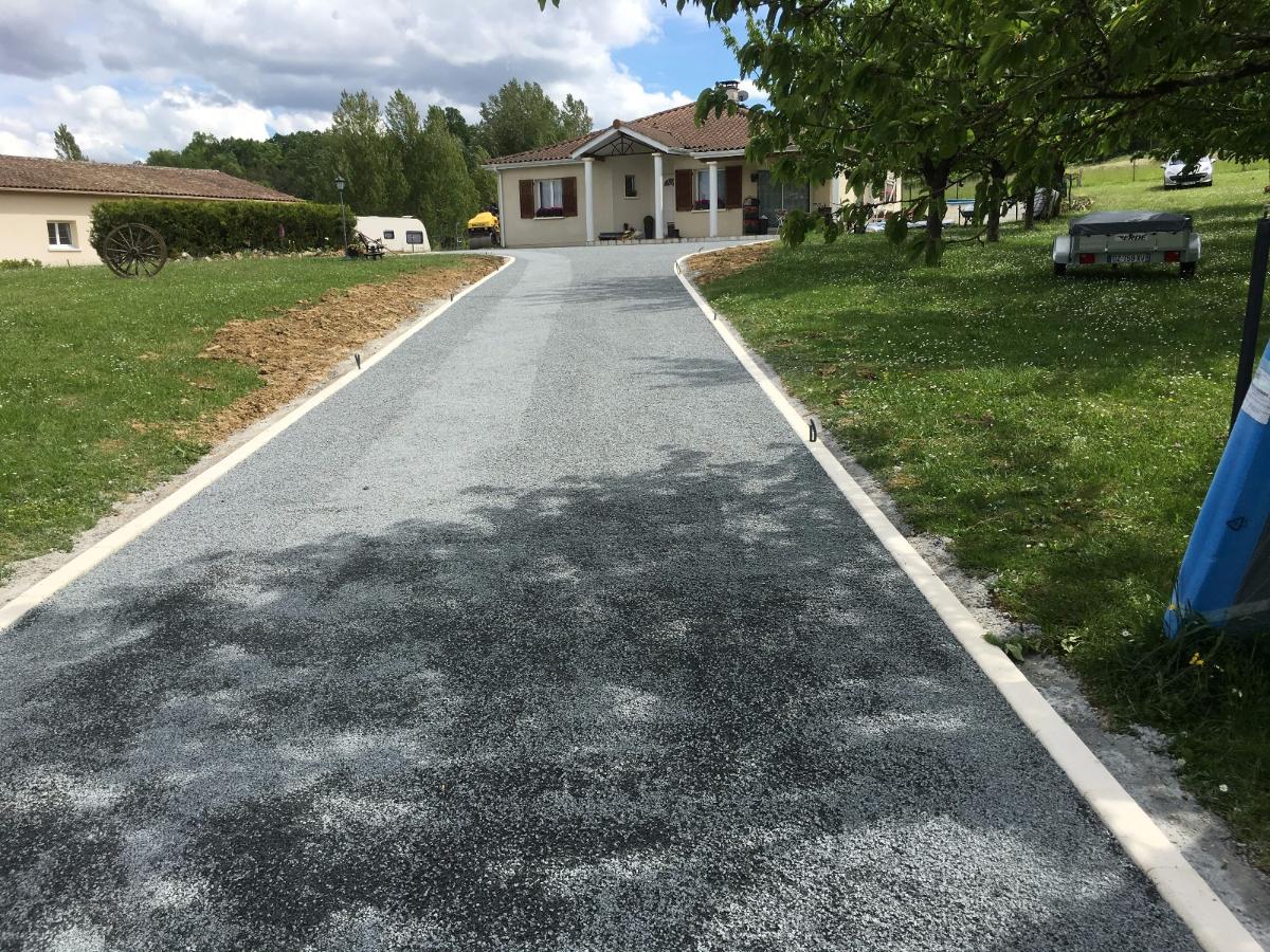Chemin d'accès avec bordure