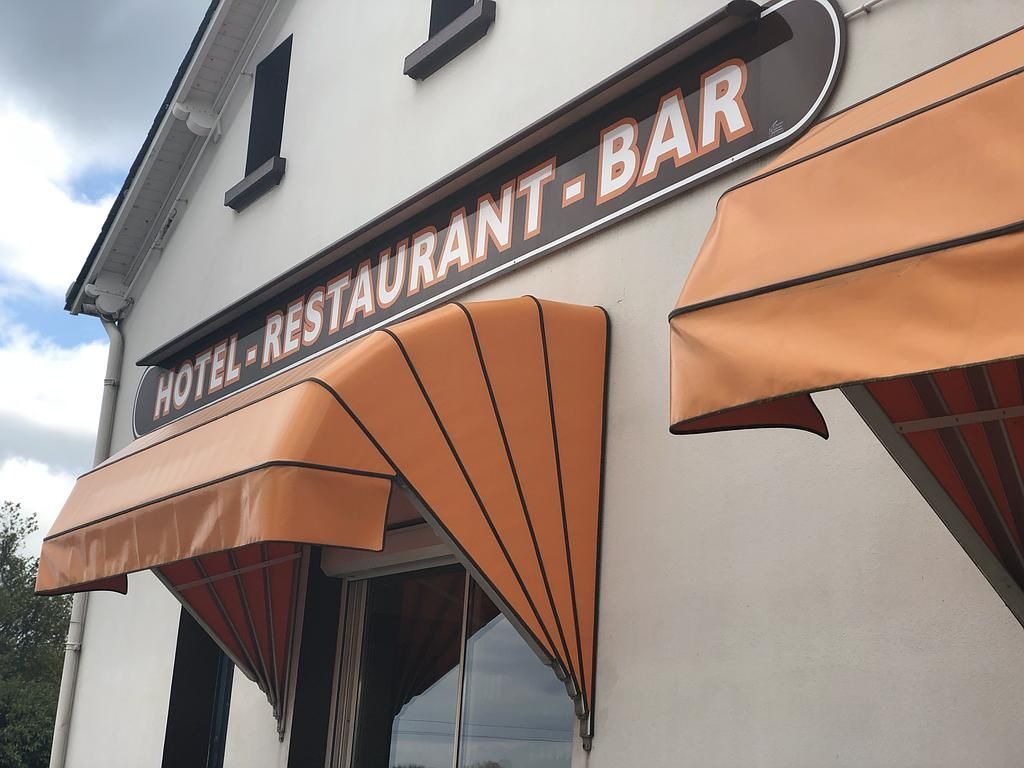 Le Relais de Beaulieu - Devanture et store orange