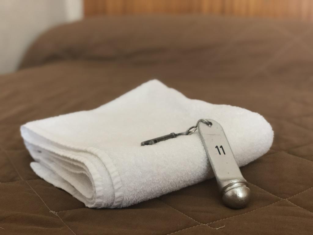 Serviette blanche avec clé de chambre d'hôtel