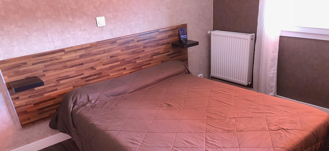 Lit dans une chambre d'hôtel