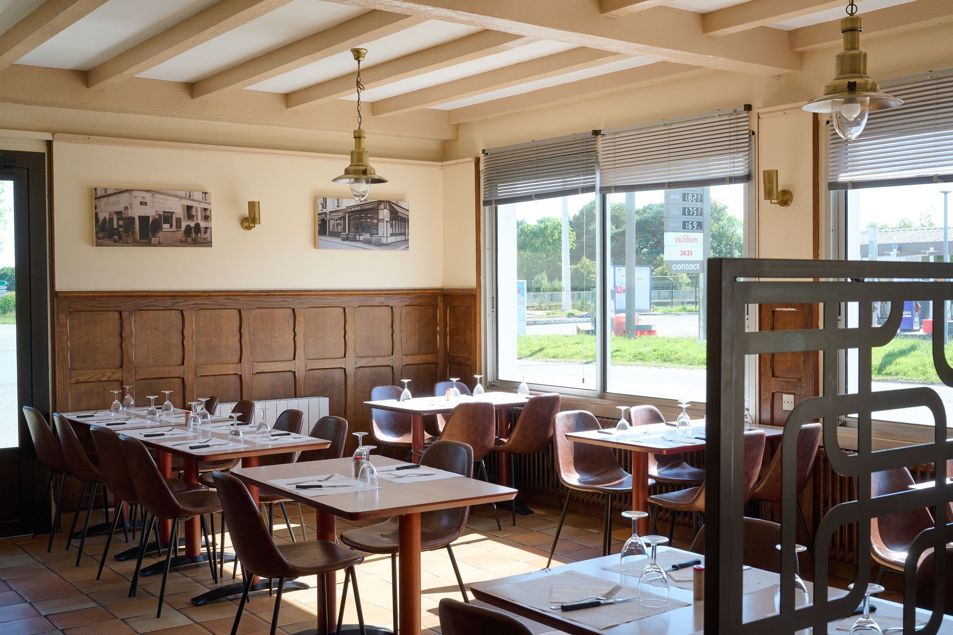 Salle de restaurant neuve et lumineuse