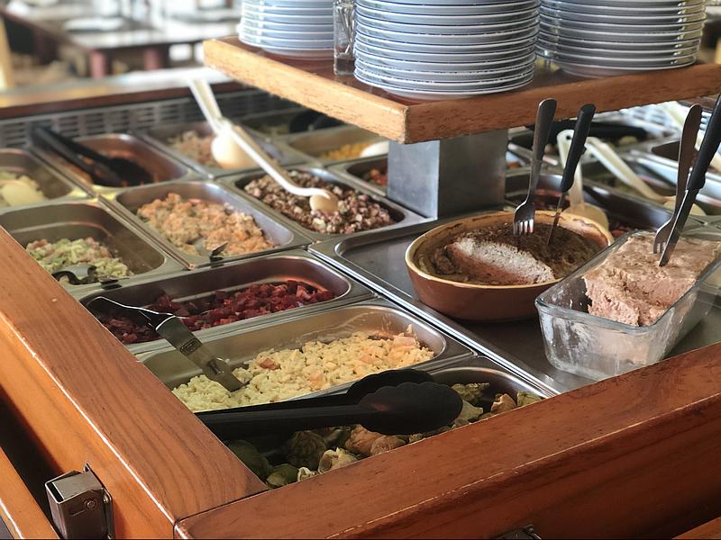 Buffet garni et terrines dans un restaurant