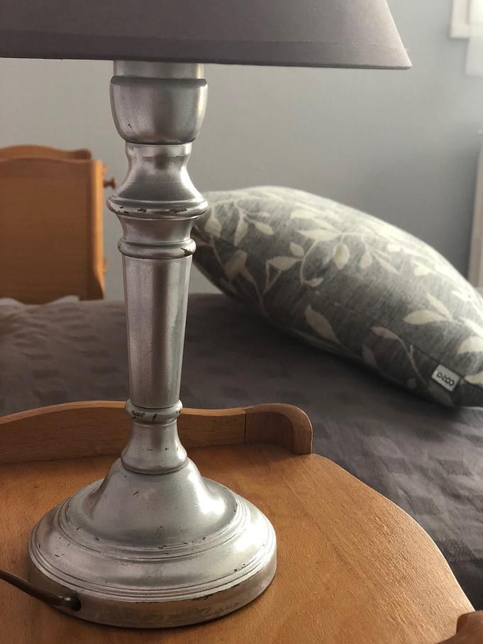 Lampe dans une chambre d'hôtel