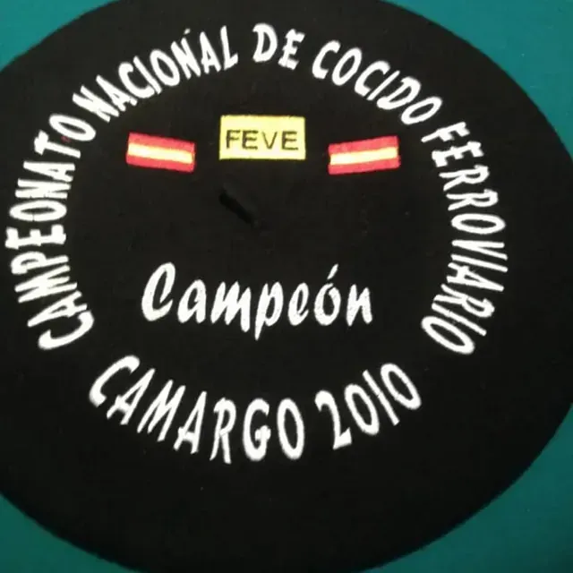 Una boina negra con las palabras Campeón Camargo 2010.