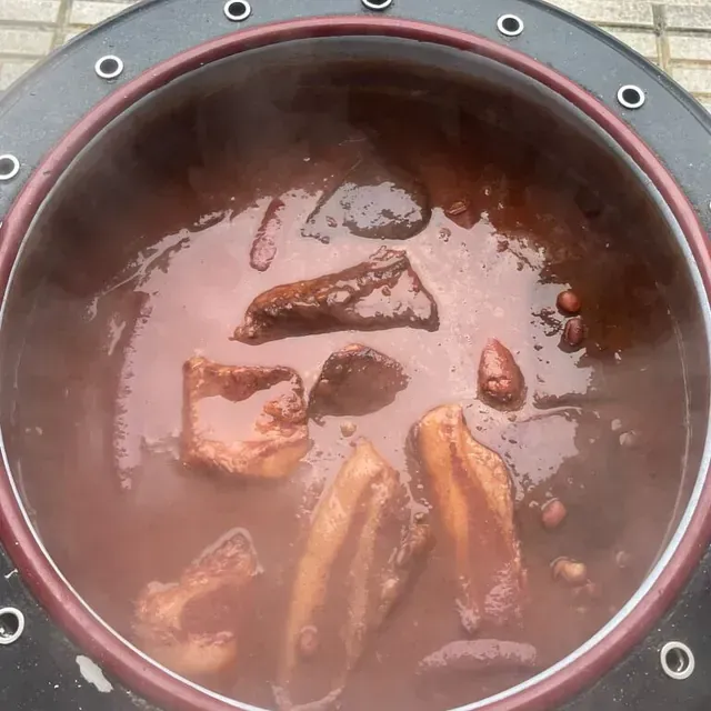 Una olla de guiso con carne y verduras.