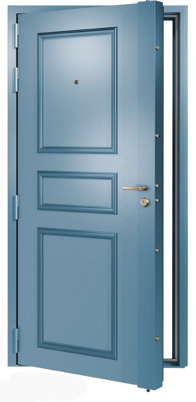 Une porte métallique bleue à panneaux, munie d'un judas, d'une poignée et d'une serrure, légèrement entrouverte dans son cadre sur fond blanc.