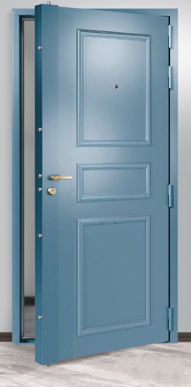 Porte de sécurité en acier peint en bleu, partiellement ouverte, avec panneaux encastrés, poignée en laiton et judas.