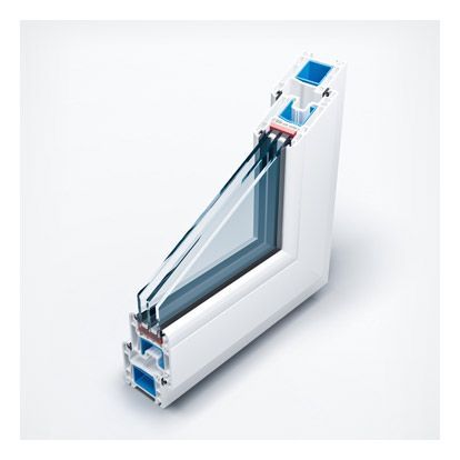 Vue en coupe d'un cadre de fenêtre à triple vitrage en PVC blanc, montrant les chambres internes et les couches de verre.