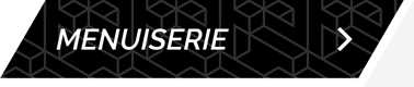 Un bouton noir orné d'un motif géométrique répétitif et portant l'inscription blanche « MENUISERIE » avec une icône en chevron à droite.