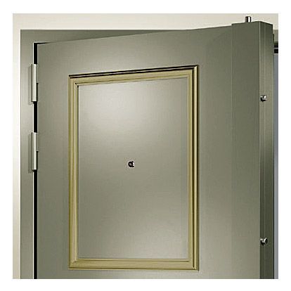 Porte de coffre-fort de banque en acier gris, avec une fenêtre encadrée, charnières visibles à gauche.