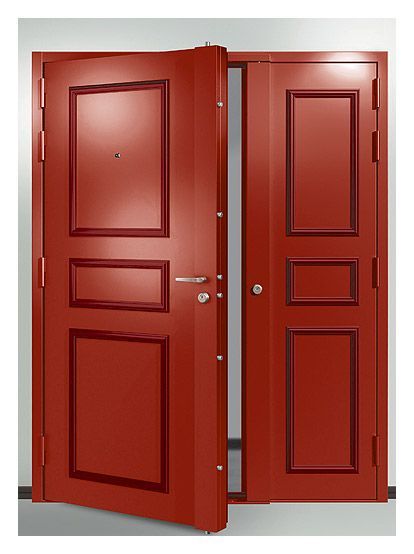 Double porte rouge, dont une entrouverte. Garnitures et quincaillerie rouge foncé. Mur blanc en arrière-plan.