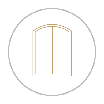 Une icône dorée représentant une haute fenêtre cintrée divisée par un meneau vertical, centrée à l'intérieur d'un fin cercle gris.