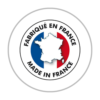 Un emblème circulaire représentant une carte blanche de la France sur le drapeau français.