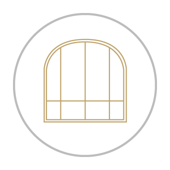 Un contour doré d'une fenêtre cintrée segmentée, centrée à l'intérieur d'un fin cercle gris.