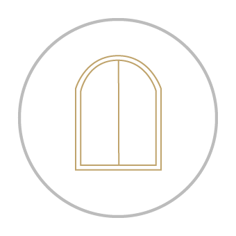 Un dessin minimaliste au trait beige représentant une fenêtre cintrée avec une cloison verticale centrale, le tout inscrit dans un cercle gris.