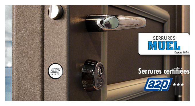Une porte de sécurité marron équipée d'une serrure de marque Muel et d'un label de certification de sécurité trois étoiles A2P.