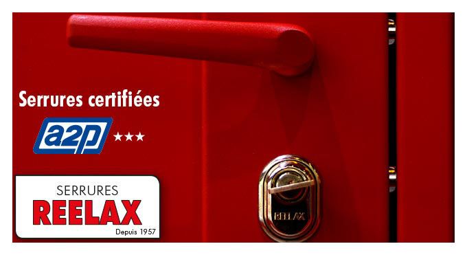 Une poignée de porte et une serrure rouges avec le logo Reelax et le label de certification de sécurité trois étoiles A2P.