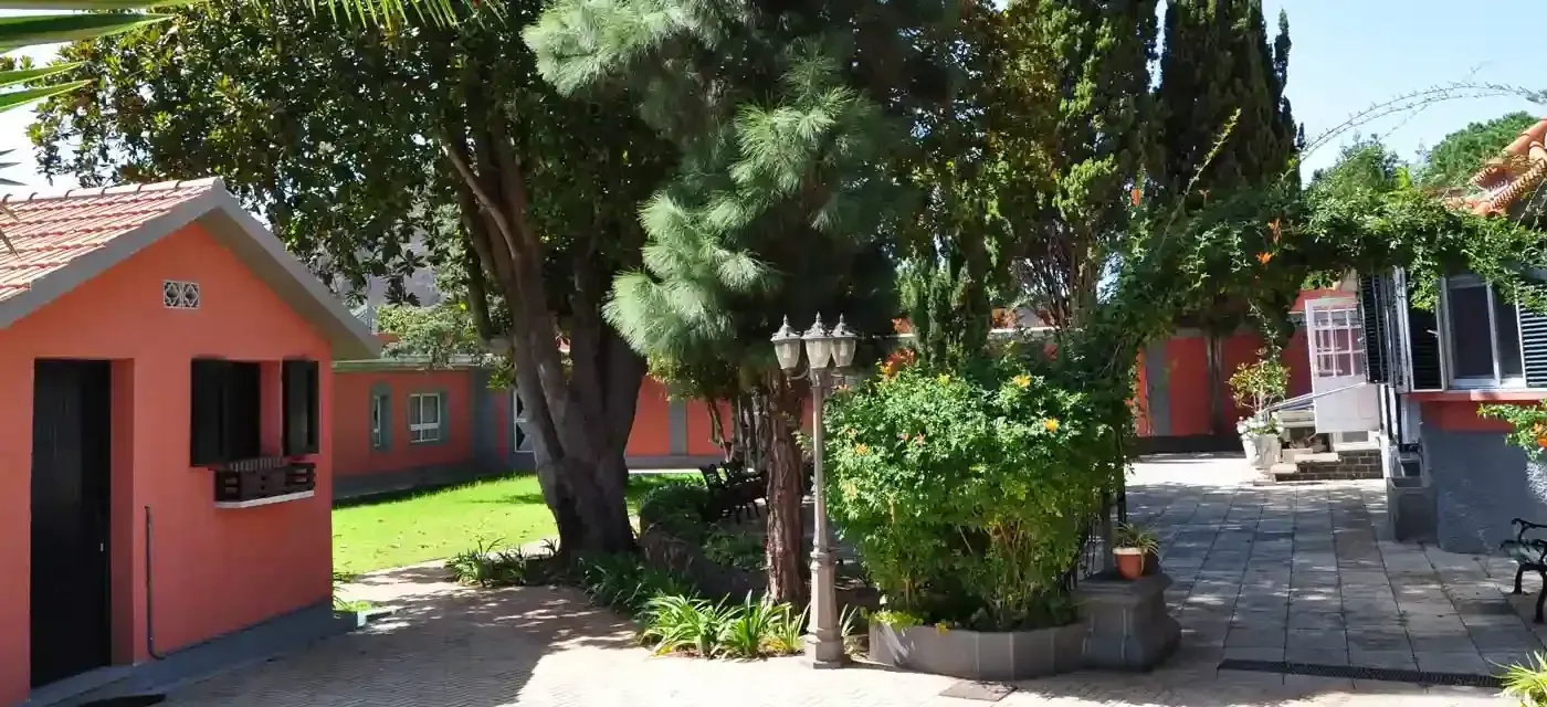 Un pequeño edificio naranja con el número 21.