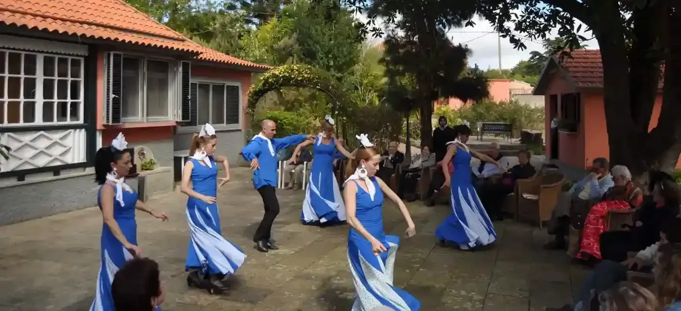 Un grupo de personas está bailando frente a un edificio.
