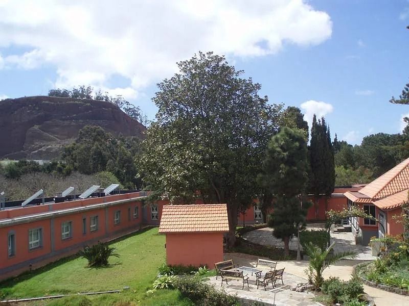 Una hilera de edificios con una colina al fondo