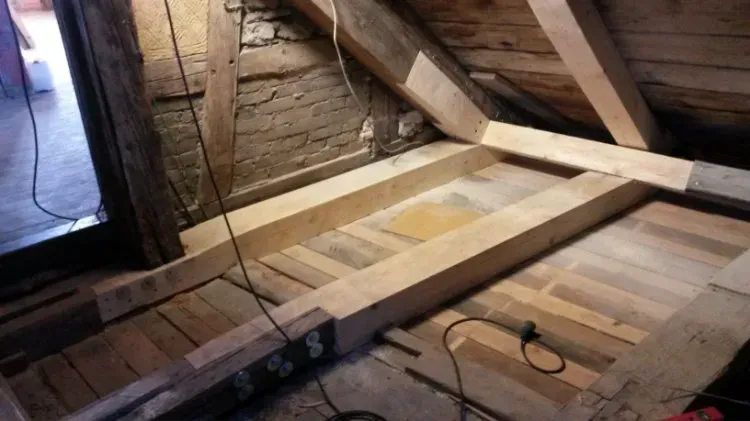 Zimmerei Andreas Karl GmbH - Holzstruktur eines ausgebesserten Dachstuhls