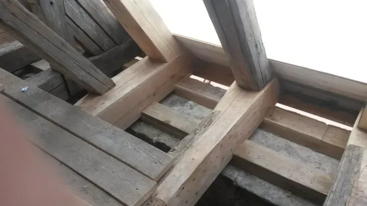 Zimmerei Andreas Karl GmbH - Blick von innen auf graue Tafeln eines Schrägdaches