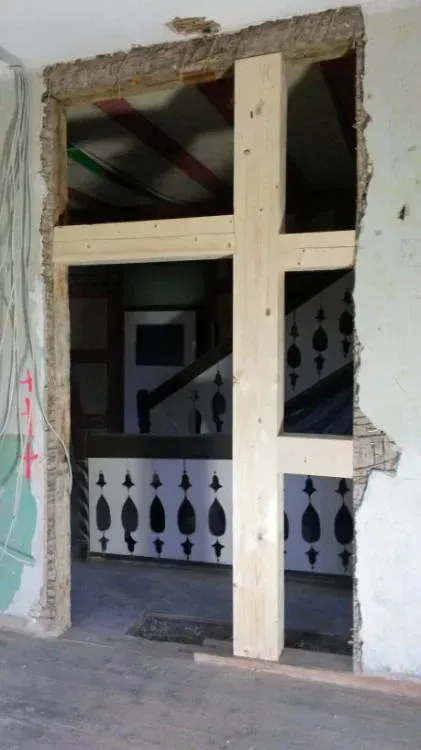 Zimmerei Andreas Karl GmbH - Holzbalken in einer Wand, freigelegt