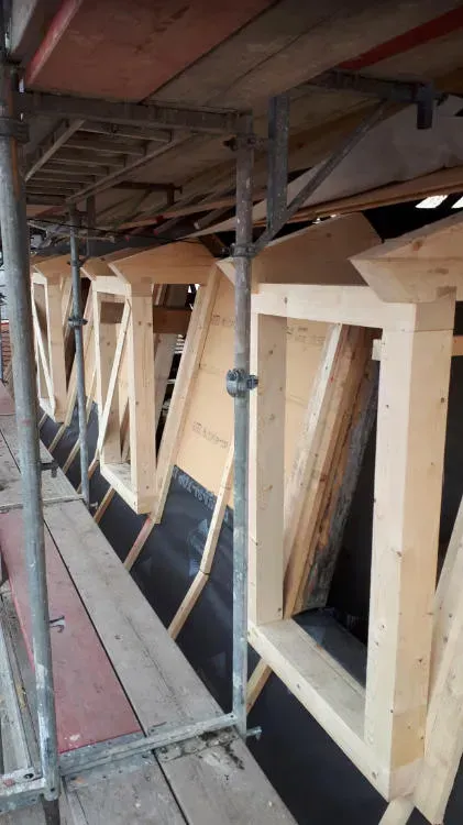 Zimmerei Andreas Karl GmbH - Arbeit an der Holzkonstruktion eines Daches