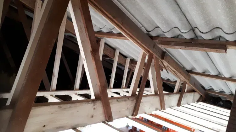 Zimmerei Andreas Karl GmbH - Dachkonstruktion aus Holz unter einem Wellblechdach