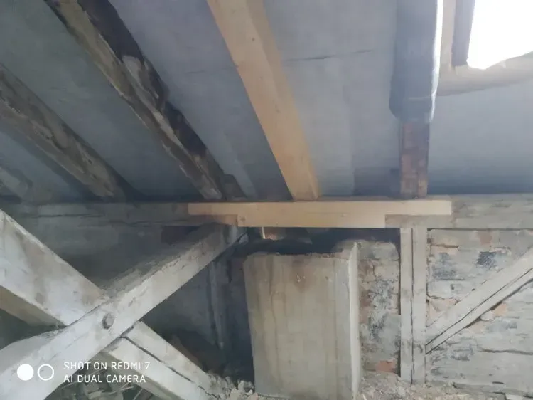 Zimmerei Andreas Karl GmbH - Dachgeschoss eines Altbaus, neue Holzbalken zwischen älteren Holzelementen