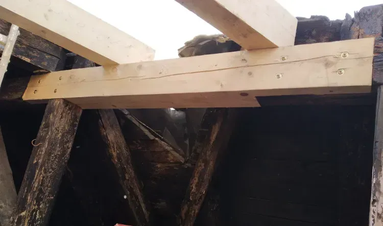 Zimmerei Andreas Karl GmbH - neue Holzbalken in Dachkonstruktion installiert