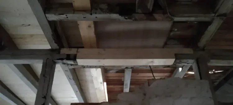 Zimmerei Andreas Karl GmbH - Holzbalken einer Dachkonstruktion