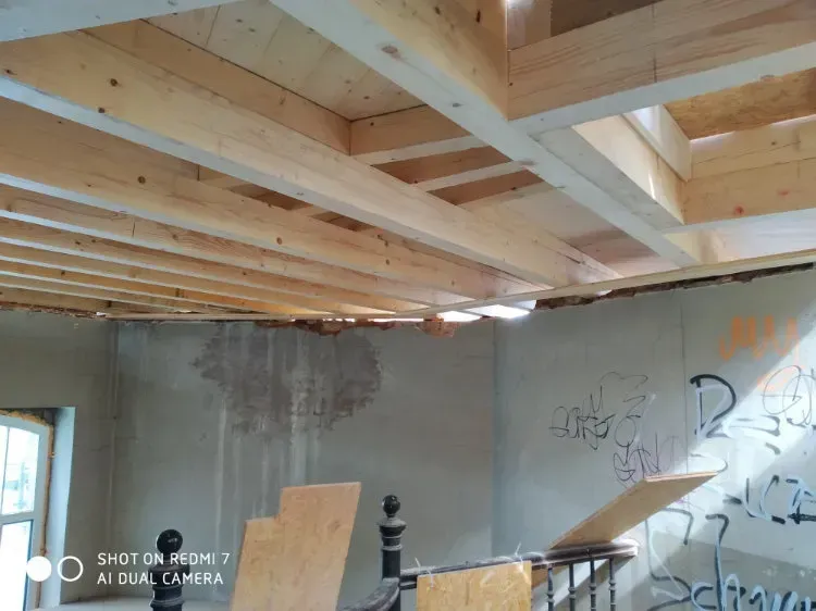 Zimmerei Andreas Karl GmbH - Altes Gebäude, freiliegende Dachkonstruktion aus Holz, Graffiti an der Wand