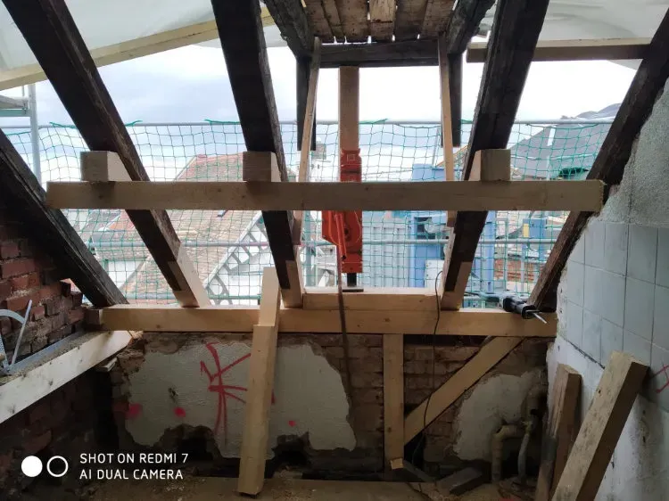 Zimmerei Andreas Karl GmbH - freigelegte Dachkonstruktion eines Altbaus vor der Sanierung