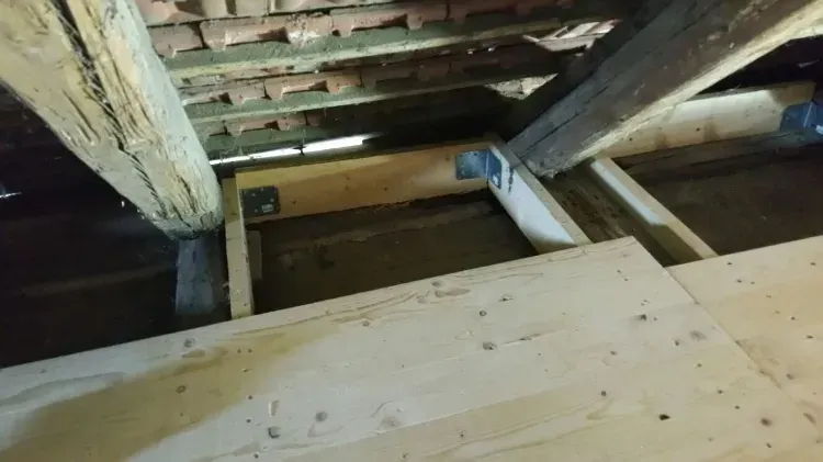 Zimmerei Andreas Karl GmbH - Spanplatten und Holzbalken in einem Schrägdach