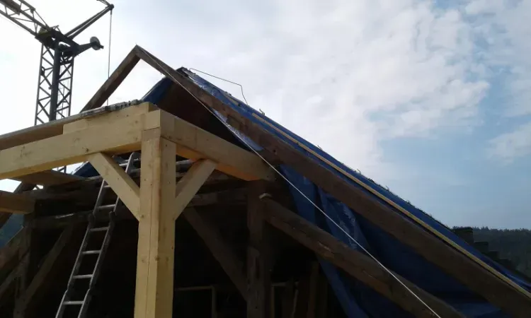 Zimmerei Andreas Karl GmbH - Dachbalken während einer Dachsanierung, blauer Himmel im Hintergrund