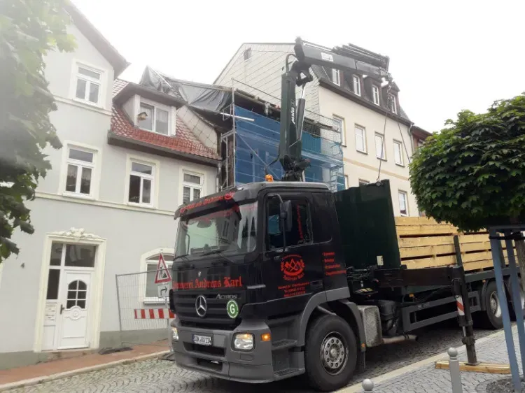 Zimmerei Andreas Karl GmbH - LKW des Unternehmens mit Baustoffen vor zu sanierendem Gebäude