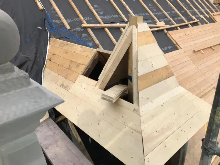 Zimmerei Andreas Karl GmbH - Detailansicht eines sanierten Dachgebälks