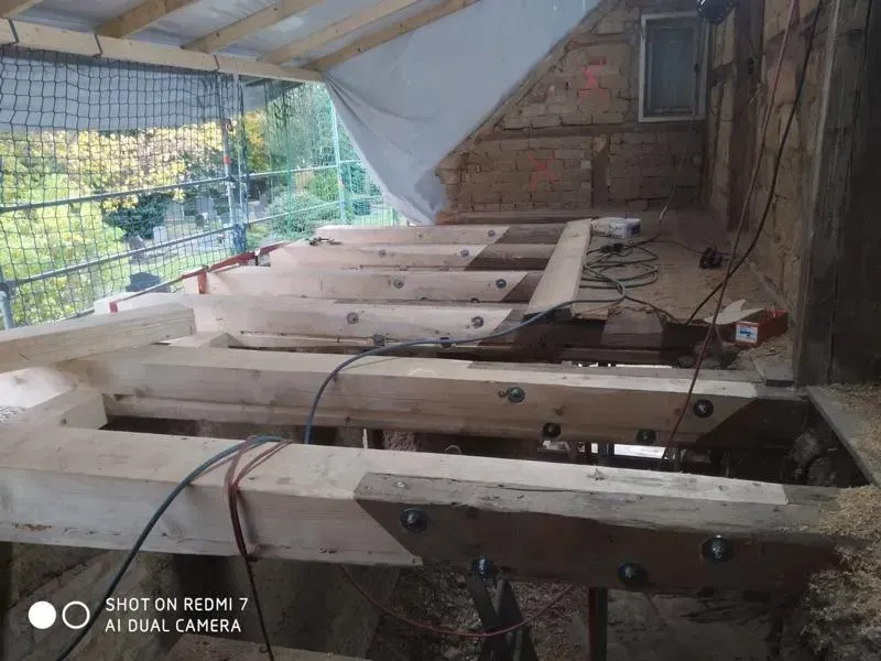 Zimmerei Andreas Karl GmbH - Dachbalken in einem Gebäude