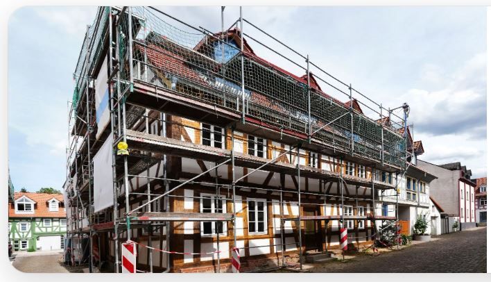 Zimmerei Andreas Karl GmbH - Mann sägt Holz