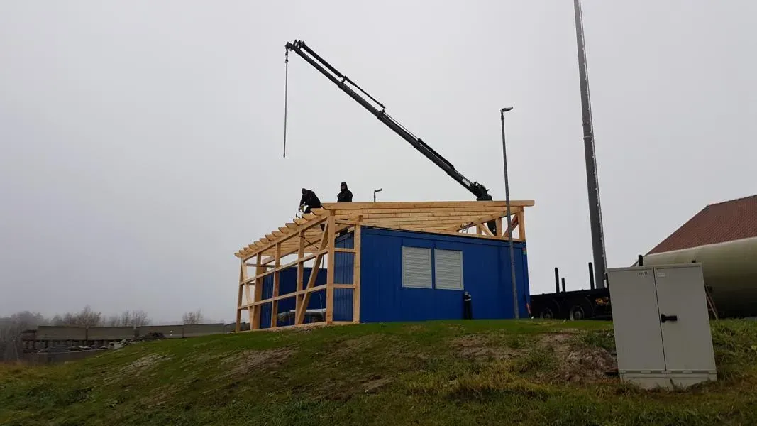 Zimmerei Andreas Karl GmbH - Zwei Arbeiter auf einer Holzkonstruktion