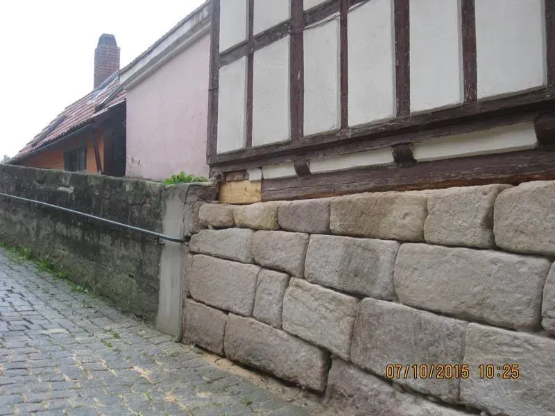 Zimmerei Andreas Karl GmbH - Fachwerkhaus mit Steinmauer