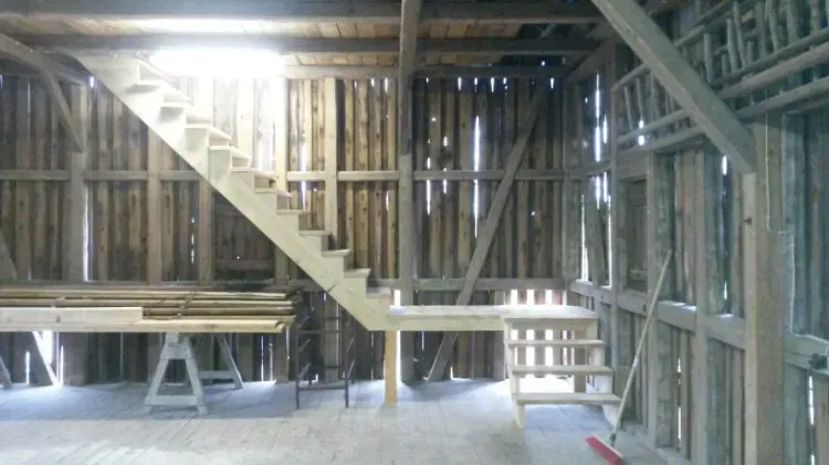 Zimmerei Andreas Karl GmbH - Betontreppe in einem Haus aus Holz