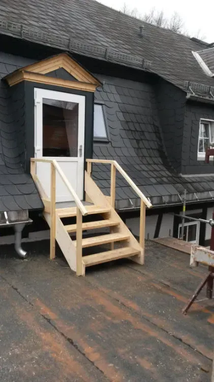 Zimmerei Andreas Karl GmbH - Holztreppe an einem Dachstuhl, Außenbereich
