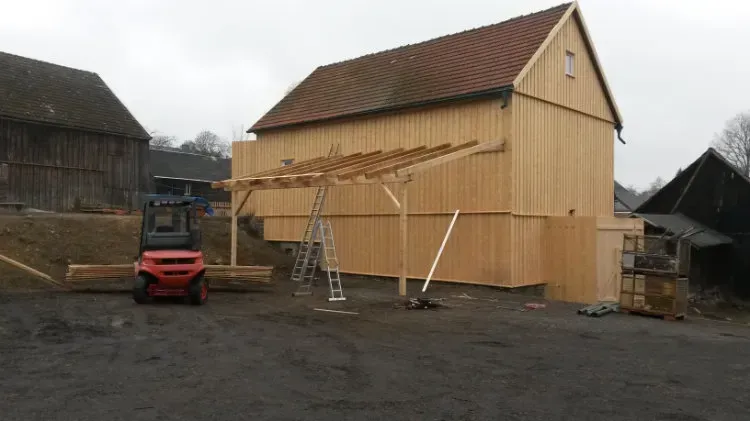 Zimmerei Andreas Karl GmbH - Holzhaus mit Vordach auf Erdboden