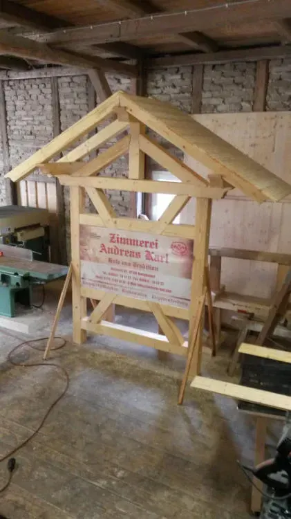 Zimmerei Andreas Karl GmbH - Holzkonstruktion mit Firmenlogo