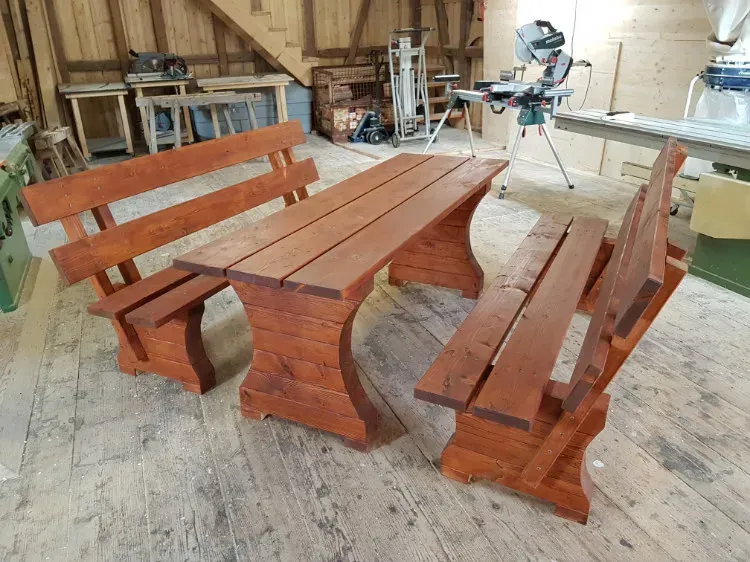 Zimmerei Andreas Karl GmbH - Gartentisch und zwei Sitzbänke aus Holz