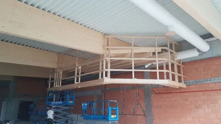 Zimmerei Andreas Karl GmbH - Innenbereich einer Lagerhalle, Blick zum Dach